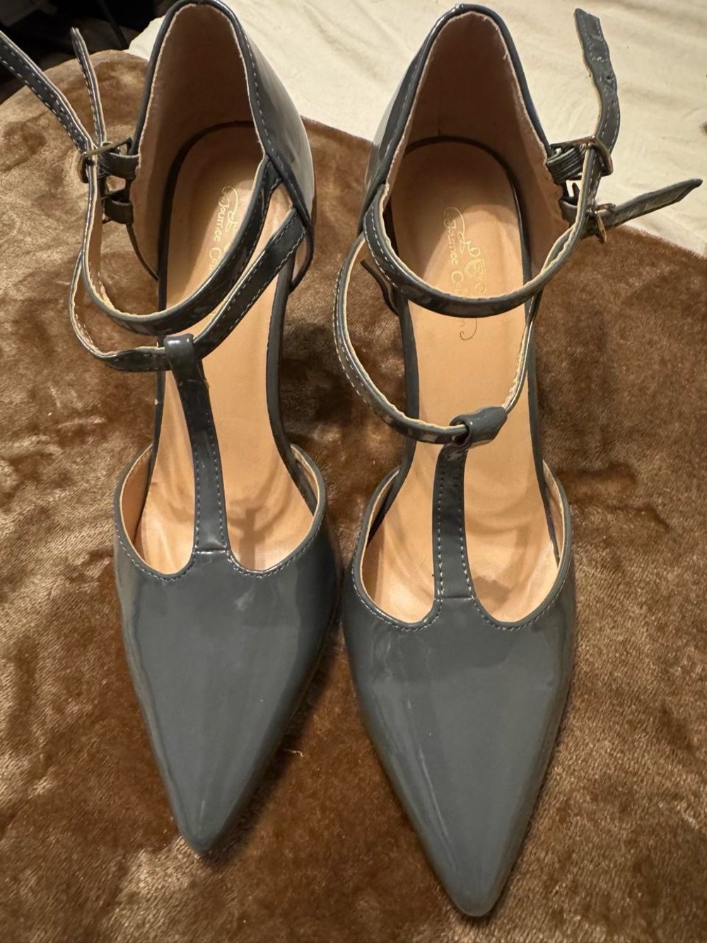 Journee Collection Gray Patent T-Strap Pointed Heels - Picture 2 of 6